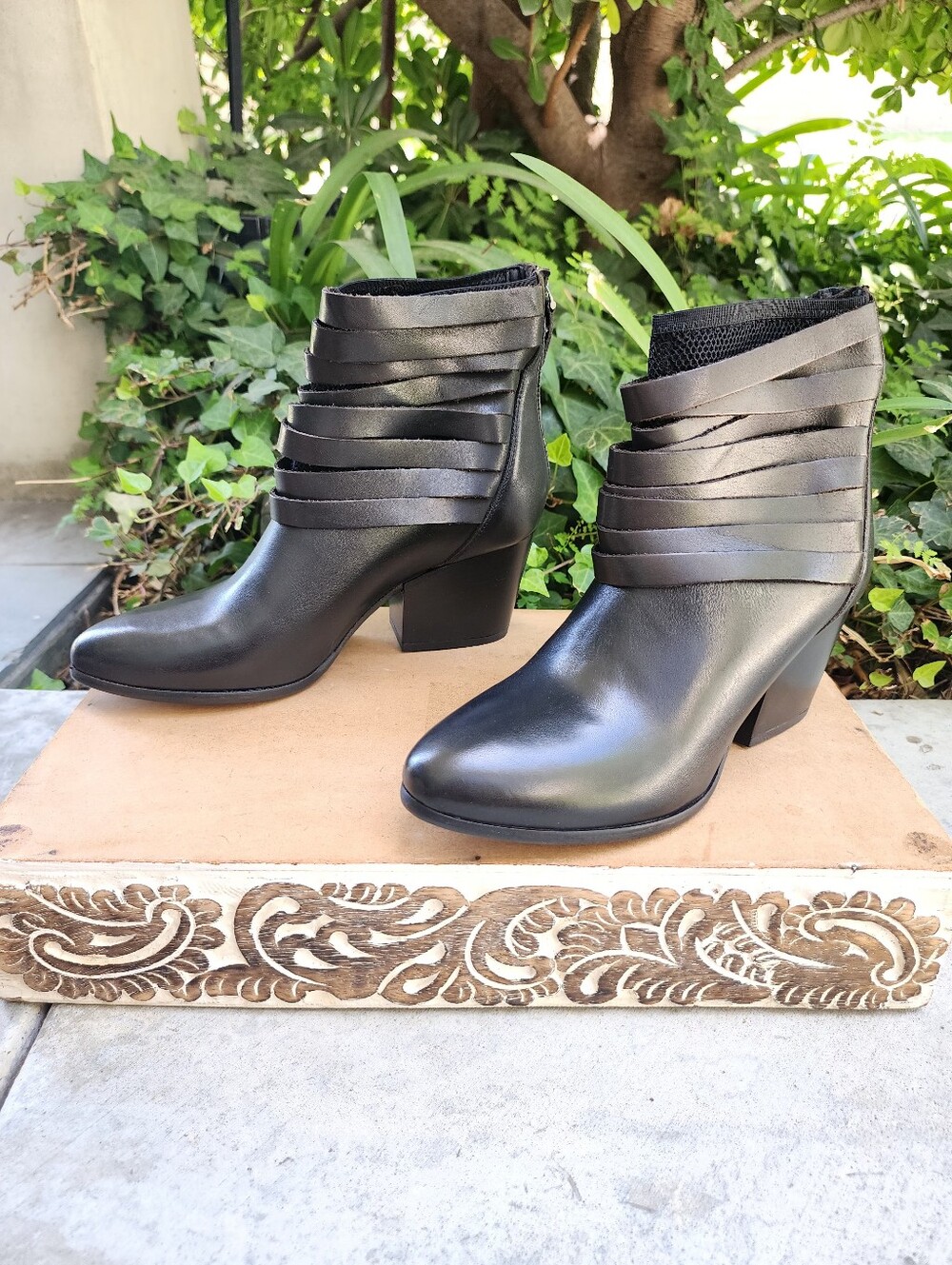 Chic Andre Assous Black Leather Strappy Ankle Boots